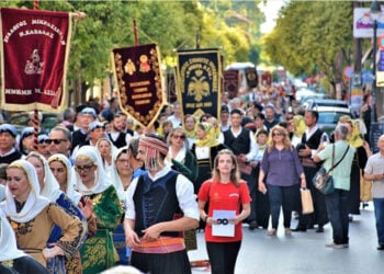 Πατινάδα σε παλαιότερο αντάμωμα μικρασιατικών συλλόγων (φωτ.: Facebook / Σύλλογος Μικρασιατών Πιερίας)