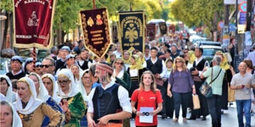 Πατινάδα σε παλαιότερο αντάμωμα μικρασιατικών συλλόγων (φωτ.: Facebook / Σύλλογος Μικρασιατών Πιερίας)