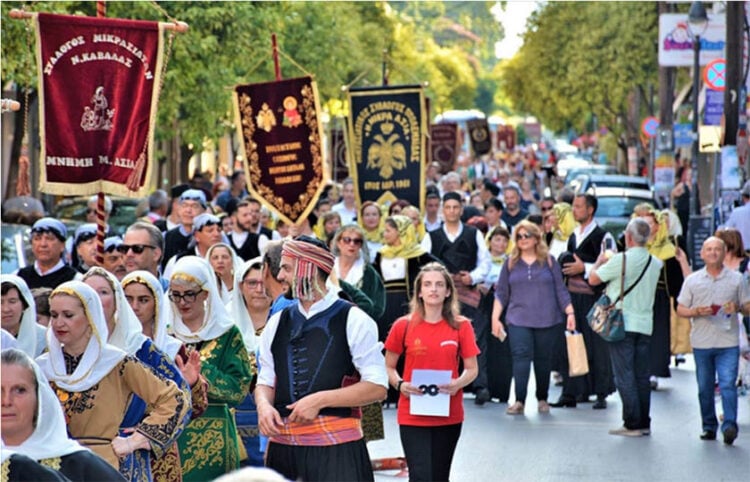 Πατινάδα σε παλαιότερο αντάμωμα μικρασιατικών συλλόγων (φωτ.: Facebook / Σύλλογος Μικρασιατών Πιερίας)
