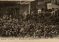 Επιστολικό δελτάριο. Από την απελευθέρωση της Καβάλας. Ο ποιητής Ματσούκας εκφωνεί λόγο στο ενθουσιασμένο πλήθος (πηγή: balkanwars.gr)