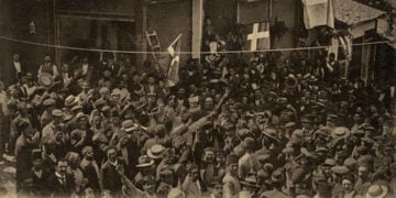 Επιστολικό δελτάριο. Από την απελευθέρωση της Καβάλας. Ο ποιητής Ματσούκας εκφωνεί λόγο στο ενθουσιασμένο πλήθος (πηγή: balkanwars.gr)