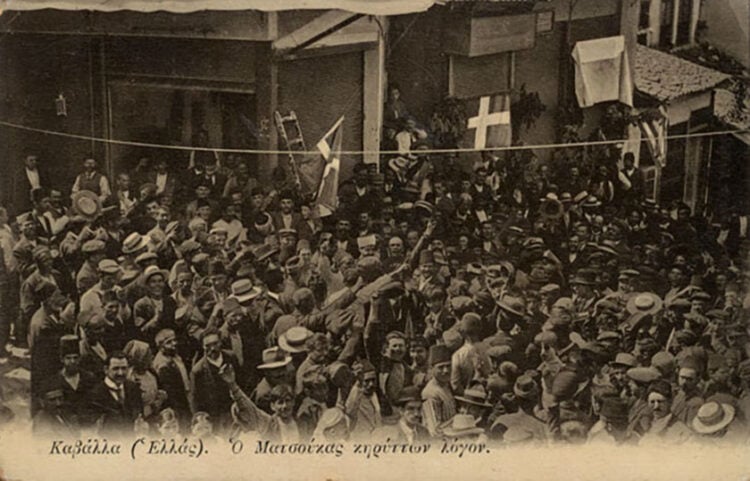 Επιστολικό δελτάριο. Από την απελευθέρωση της Καβάλας. Ο ποιητής Ματσούκας εκφωνεί λόγο στο ενθουσιασμένο πλήθος (πηγή: balkanwars.gr)