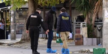 Αστυνομικοί ερευνούν το σημείο της δολοφονίας στη Γλυφάδα τον περασμένο Δεκέμβριο (φωτ.: EUROKINISSI/Μιχάλης Καραγιάννης)