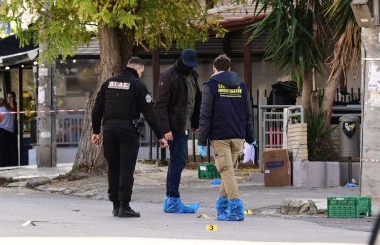 Αστυνομικοί ερευνούν το σημείο της δολοφονίας στη Γλυφάδα τον περασμένο Δεκέμβριο (φωτ.: EUROKINISSI/Μιχάλης Καραγιάννης)