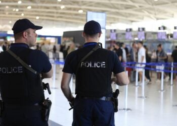 Κύπριοι αστυνομικοί στο αεροδρόμιο της Λάρνακας φρουρούν Ισραηλινούς που ετοιμάζονται να αναχωρήσουν για τη Χάιφα (φωτ.: EPA/Alex Mita)