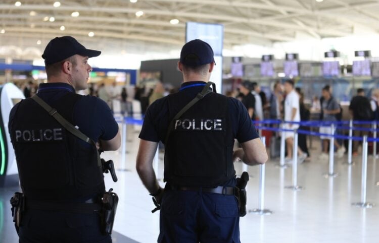 Κύπριοι αστυνομικοί στο αεροδρόμιο της Λάρνακας φρουρούν Ισραηλινούς που ετοιμάζονται να αναχωρήσουν για τη Χάιφα (φωτ.: EPA/Alex Mita)