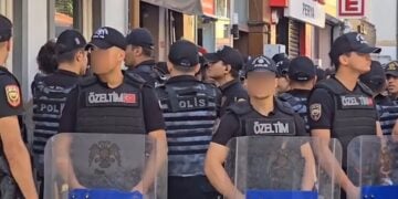 Αστυνομικοί είναι παραταγμένοι ενόψει της Πορείας Υπερηφάνειας (φωτ.: instagram/1goksubasaran)