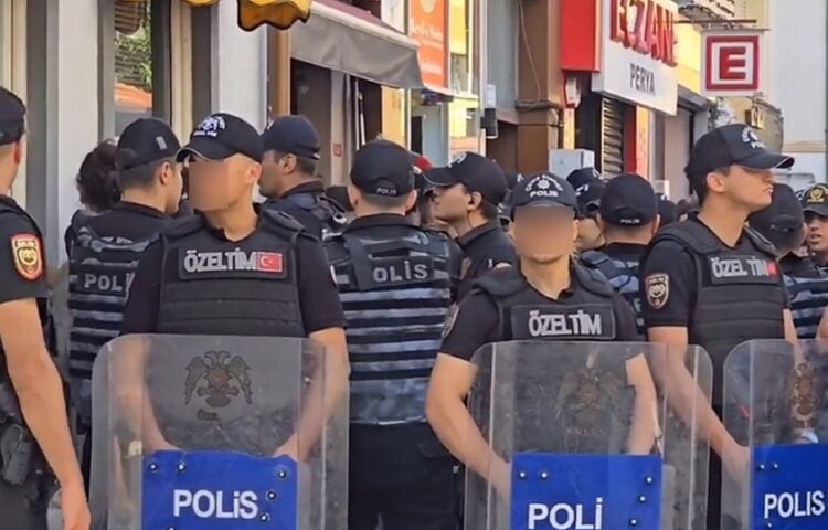 Αστυνομικοί είναι παραταγμένοι ενόψει της Πορείας Υπερηφάνειας (φωτ.: instagram/1goksubasaran)