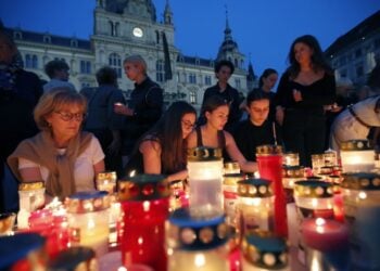 Πολίτες ανάβουν κεριά στη μνήμη των νεκρών από την επίθεση του 21χρονου ένοπλου στο Γκρατς (φωτ.: EPA/Antonio Bat)