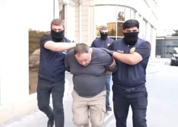 Στιγμιότυπο από τη σύλληψη των Ρώσων δημοσιογράφων στο Αζερμπαϊτζάν (φωτ.: Χ/BrashNews)