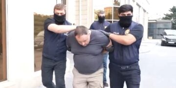 Στιγμιότυπο από τη σύλληψη των Ρώσων δημοσιογράφων στο Αζερμπαϊτζάν (φωτ.: Χ/BrashNews)