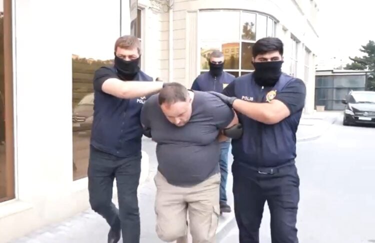 Στιγμιότυπο από τη σύλληψη των Ρώσων δημοσιογράφων στο Αζερμπαϊτζάν (φωτ.: Χ/BrashNews)