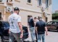 Στιγμιότυπο από τη μεταφορά του 26χρονου Αζέρου στο Δικαστικό Μέγαρο Χανίων (φωτ.: EUROKINISSI/Γιάννης Αγγελάκης)