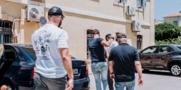 Στιγμιότυπο από τη μεταφορά του 26χρονου Αζέρου στο Δικαστικό Μέγαρο Χανίων (φωτ.: EUROKINISSI/Γιάννης Αγγελάκης)