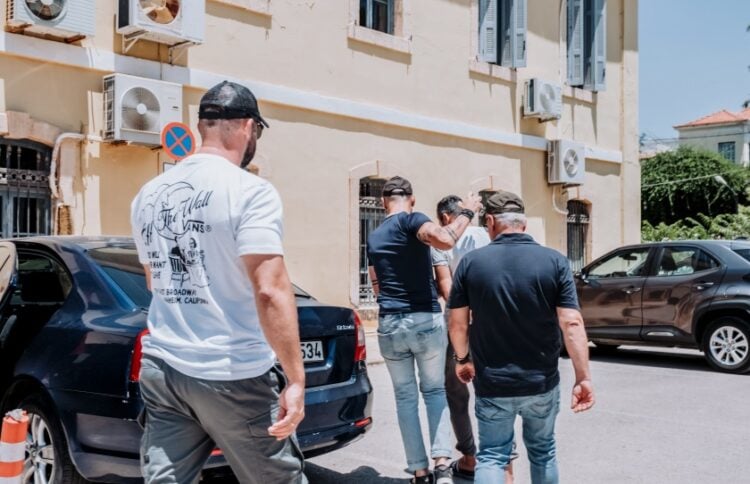 Στιγμιότυπο από τη μεταφορά του 26χρονου Αζέρου στο Δικαστικό Μέγαρο Χανίων (φωτ.: EUROKINISSI/Γιάννης Αγγελάκης)