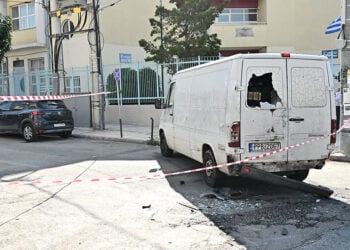 Το βανάκι ήταν σταθμευμένο στο Χαϊδάρι. Πάνω του έπεσαν η μοτοσικλέτα και το αυτοκίνητο που την κατεδίωκε (φωτ.: EUROKINISSI / Κώστας Τζούμας)