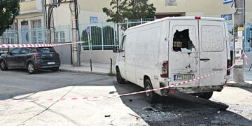 Το βανάκι ήταν σταθμευμένο στο Χαϊδάρι. Πάνω του έπεσαν η μοτοσικλέτα και το αυτοκίνητο που την κατεδίωκε (φωτ.: EUROKINISSI / Κώστας Τζούμας)