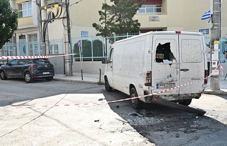 Το βανάκι ήταν σταθμευμένο στο Χαϊδάρι. Πάνω του έπεσαν η μοτοσικλέτα και το αυτοκίνητο που την κατεδίωκε (φωτ.: EUROKINISSI / Κώστας Τζούμας)