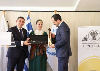 Ο πρόεδρος της Ένωσης Ποντίων Γλυφάδας δωρίζει μια ποντιακή λύρα στον πρόεδρο της Κύπρου (φωτ.: Facebook / Νίκος Χριστοδουλίδης - Nikos Christodoulides)
