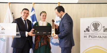 Ο πρόεδρος της Ένωσης Ποντίων Γλυφάδας δωρίζει μια ποντιακή λύρα στον πρόεδρο της Κύπρου (φωτ.: Facebook / Νίκος Χριστοδουλίδης - Nikos Christodoulides)