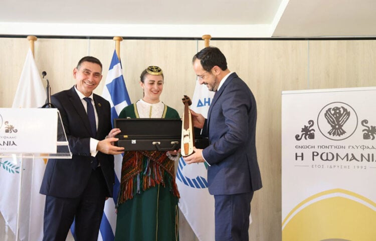 Ο πρόεδρος της Ένωσης Ποντίων Γλυφάδας δωρίζει μια ποντιακή λύρα στον πρόεδρο της Κύπρου (φωτ.: Facebook / Νίκος Χριστοδουλίδης - Nikos Christodoulides)