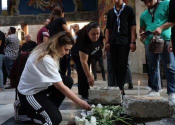 Λίγα λουλούδια και κεριά για τα θύματα της επίθεσης αυτοκτονίας (φωτ.: EPA / Mohammed al Rifai)