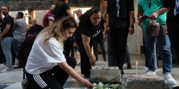 Λίγα λουλούδια και κεριά για τα θύματα της επίθεσης αυτοκτονίας (φωτ.: EPA / Mohammed al Rifai)