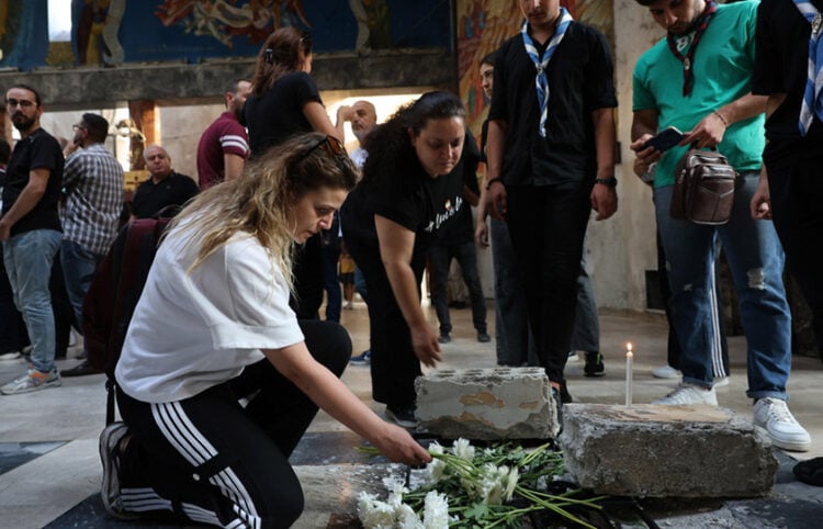 Λίγα λουλούδια και κεριά για τα θύματα της επίθεσης αυτοκτονίας (φωτ.: EPA / Mohammed al Rifai)