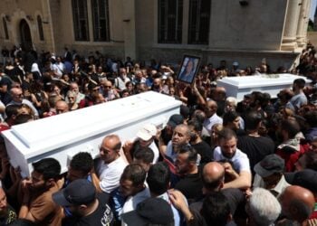Σύροι Χριστιανοί κηδεύουν τα θύματα της επίθεσης στην εκκλησία του Προφήτη Ηλία στη Δαμασκό (φωτ.: EPA/Mohammed Al Rifai)