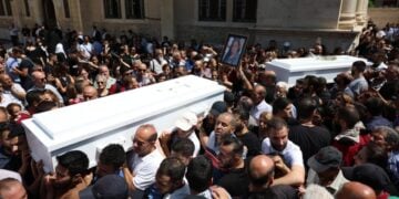 Σύροι Χριστιανοί κηδεύουν τα θύματα της επίθεσης στην εκκλησία του Προφήτη Ηλία στη Δαμασκό (φωτ.: EPA/Mohammed Al Rifai)