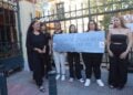 Πρώτη από αριστερά η μητέρα της δολοφονημένης Κυριακής Γρίβα, Δέσποινα Καλλέα έξω από το δικαστήριο (φωτ.: EUROKINISSI/Γιάννης Παναγόπολος)