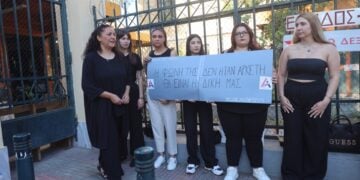 Πρώτη από αριστερά η μητέρα της δολοφονημένης Κυριακής Γρίβα, Δέσποινα Καλλέα έξω από το δικαστήριο (φωτ.: EUROKINISSI/Γιάννης Παναγόπολος)