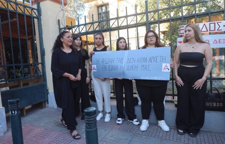 Πρώτη από αριστερά η μητέρα της δολοφονημένης Κυριακής Γρίβα, Δέσποινα Καλλέα έξω από το δικαστήριο (φωτ.: EUROKINISSI/Γιάννης Παναγόπολος)