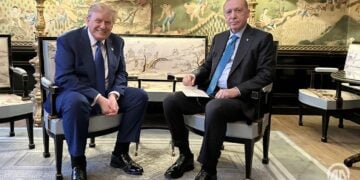 Στιγμιότυπο από τη συνάντηση του Ντόναλντ Τραμπ με τον Ρετζέπ Ταγίπ Ερντογάν στη Χάγη (φωτ.: Χ/Square profile picture
Anadolu English)