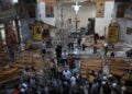 Σωστικά συνεργεία επιχειρούν μέσα στην εκκλησία του Προφήτη Ηλία μετά την επίθεση αυτοκτονίας που άφησε πίσω της 25 νεκρούς (φωτ.: EPA/Mohammed Al Rifai)
