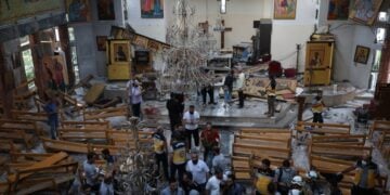 Σωστικά συνεργεία επιχειρούν μέσα στην εκκλησία του Προφήτη Ηλία μετά την επίθεση αυτοκτονίας που άφησε πίσω της 25 νεκρούς (φωτ.: EPA/Mohammed Al Rifai)