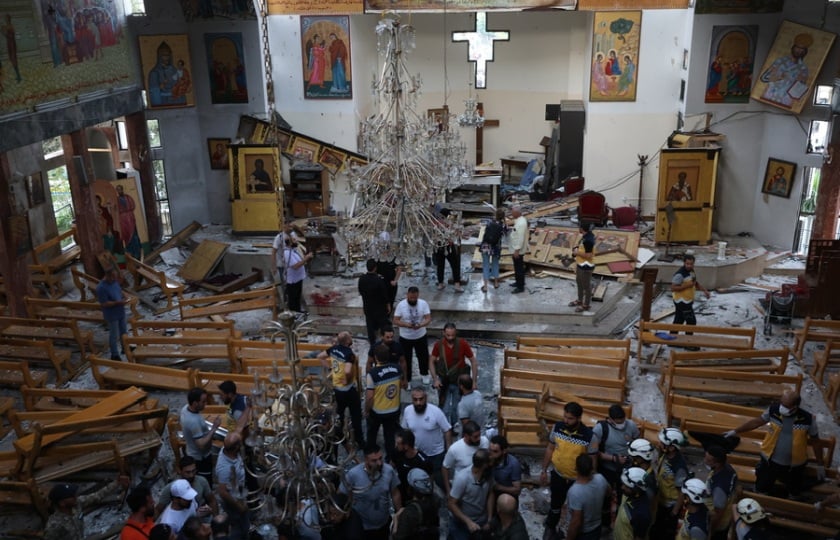 Σωστικά συνεργεία επιχειρούν μέσα στην εκκλησία του Προφήτη Ηλία μετά την επίθεση αυτοκτονίας που άφησε πίσω της 25 νεκρούς (φωτ.: EPA/Mohammed Al Rifai)