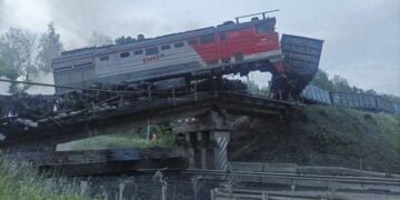 Εκτροχιασμένα βαγόνια τρένου στην περιοχή του Κουρσκ μετά την κατάρρευση της γέφυρας (φωτ.: . EPA/Alexander Khinshtein)