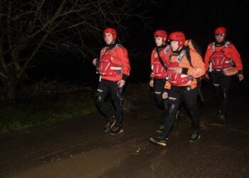 Άνδρες της ΕΜΑΚ σε παλιότερη επιχείρηση διάσωσης (φωτ. αρχείου: ILIALIVE.GR/Γιάννης Σπυρούνης)