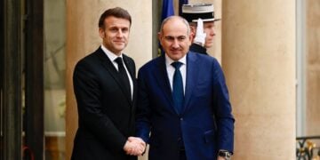 Από αριστερά, ο Γάλλος πρόεδρος Εμανουέλ Μακρόν υποδέχεται τον πρωθυπουργό της Αρμενίας Νικόλ Πασινιάν στο παλάτι των Ηλυσίων σε παλιότερη φωτογραφία (φωτ.: Χ/Nikol Pashinyan)