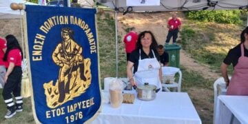 H Δέσποινα Στεφανίδου μαγείρεψε τανωμένο σορβά για τους επισκέπτες του φεστιβάλ (φωτ.: facebook/Ένωση Ποντίων Πανοράματος)