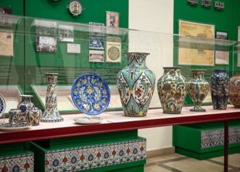 «…αγαπημένα έργα των χειρών τους. Κεραμικά των προσφύγων δημιουργών της Φαληρικής Κιουτάχειας» είναι ο τίτλος της έκθεσης στη Βουλή (φωτ.: Facebook / Ίδρυμα της Βουλής των Ελλήνων για τον Κοινοβουλευτισμό και τη Δημοκρατία)