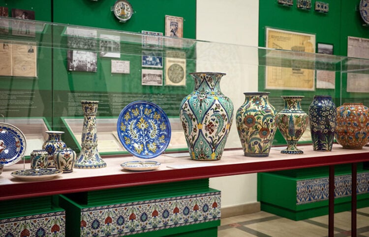 «…αγαπημένα έργα των χειρών τους. Κεραμικά των προσφύγων δημιουργών της Φαληρικής Κιουτάχειας» είναι ο τίτλος της έκθεσης στη Βουλή (φωτ.: Facebook / Ίδρυμα της Βουλής των Ελλήνων για τον Κοινοβουλευτισμό και τη Δημοκρατία)