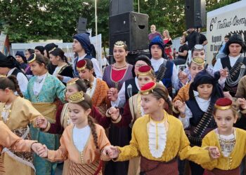 Στιγμιότυπο από το 6ο Παιδικό-Εφηβικό Φεστιβάλ Ποντιακών Χορών Νομού Θεσσαλονίκης (φωτ.: facebook.com/katerina.bili)
