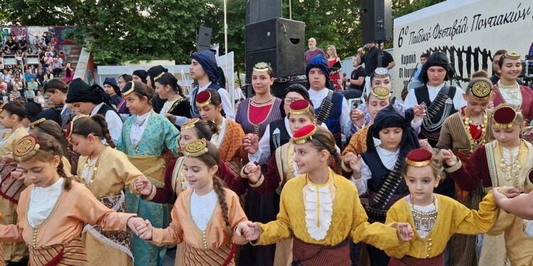 Στιγμιότυπο από το 6ο Παιδικό-Εφηβικό Φεστιβάλ Ποντιακών Χορών Νομού Θεσσαλονίκης (φωτ.: facebook.com/katerina.bili)