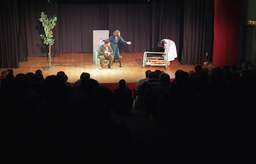 Στιγμιότυπο από το 1ο Πανελλήνιο Φεστιβάλ Θεάτρου στην Ποντιακή Διάλεκτο, το οποίο είναι μια πρωτοβουλία του Δήμου Εορδαίας (πηγή: Facebook /  Πανελλήνιο Φεστιβάλ Ποντιακού Θεάτρου Δήμου Εορδαίας)