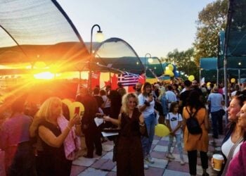 Στιγμιότυπο από το προηγούμενο διεθνές φεστιβάλ φαγητού στην πλαζ Αρετσούς (φωτ.: facebook/Ελληνικό Παιδικό Χωριό στο Φίλυρο)