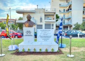 Η προτομή του Φίλωνα Κτενίδη και η αναθηματική πλάκα στη Νικόπολη Σταυρούπολης (φωτ.: Facebook /  Φάνης Κουρουκλίδης-Fanis Kourouklidis)