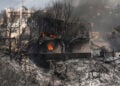 Σπίτι καίγεται στην Παλαιά Φώκαια Αττικής (φωτ.: ΑΠΕ-ΜΠΕ / Γιώργος Βιτσαράς)