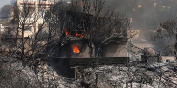 Σπίτι καίγεται στην Παλαιά Φώκαια Αττικής (φωτ.: ΑΠΕ-ΜΠΕ / Γιώργος Βιτσαράς)